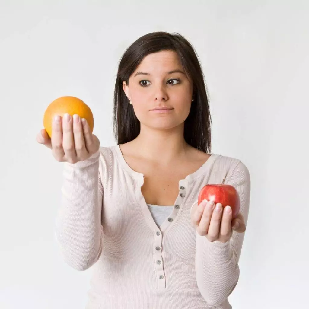 Employee Benefits Broker vs. Insurance Agent - An employee benefits broker holding an orange and an apple.